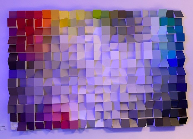 Mur représentant une Materiauthéque avec des cubes de couleurs
