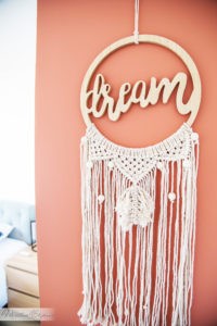 Dreamcatcher sur un mur orange de 'une chambre