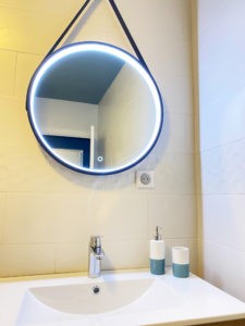 Zoom sur le miroir de la salle de bain