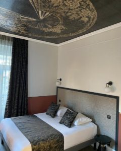 photo d'une chambre avec une vie en plongée sur le lit avec une vu sur le plafond noir