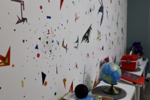 Vue sur mur avec papier peint enfant