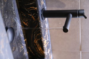 Vue sur robinet douche enfant avec filet d'eau