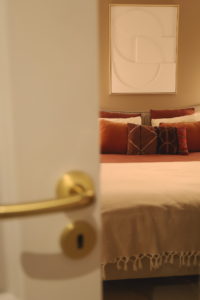 Zoom sur chambre avec la porte entre ouverte flouté laissant apparaitre le lit en fond