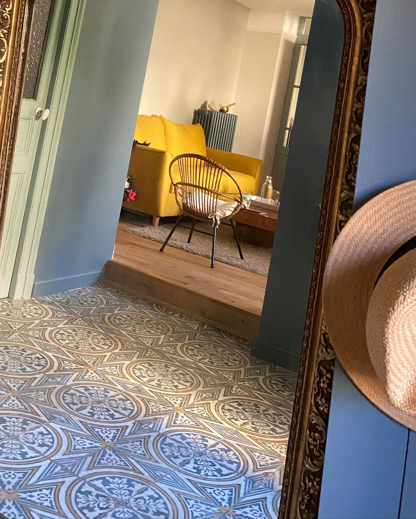 Intérieur Fauteuil rotin et carreaux ciment