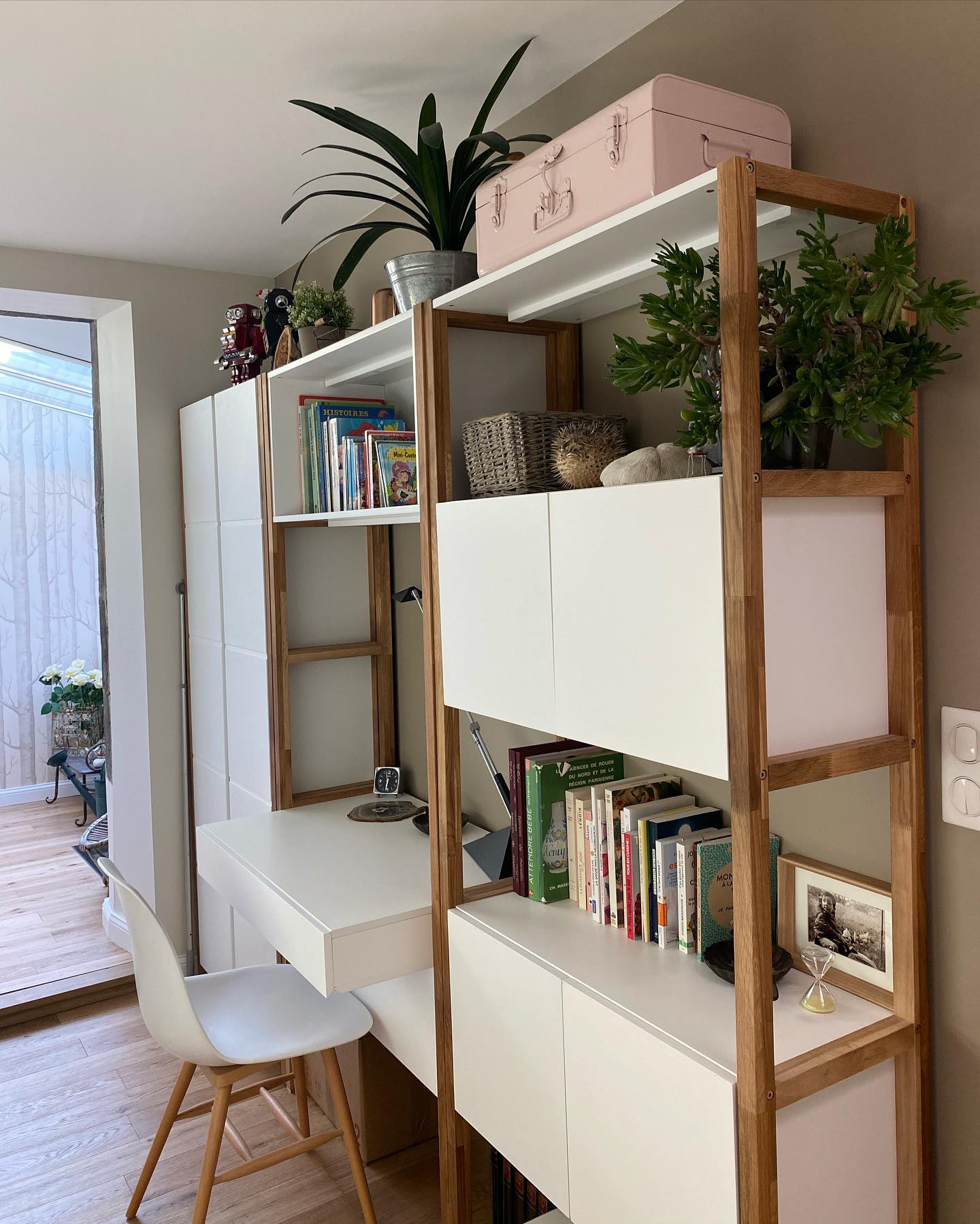 Bibliothèque dans couloir