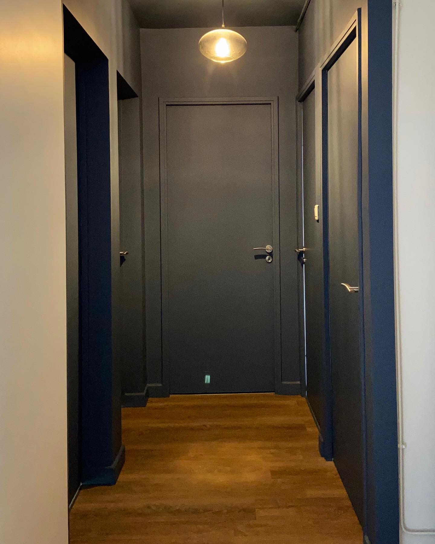 couloir bleu sol bois