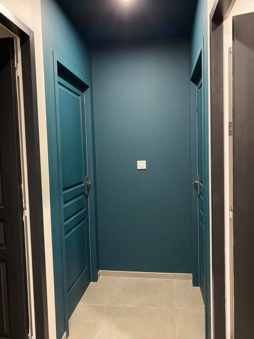 couloir déco bleu et noir