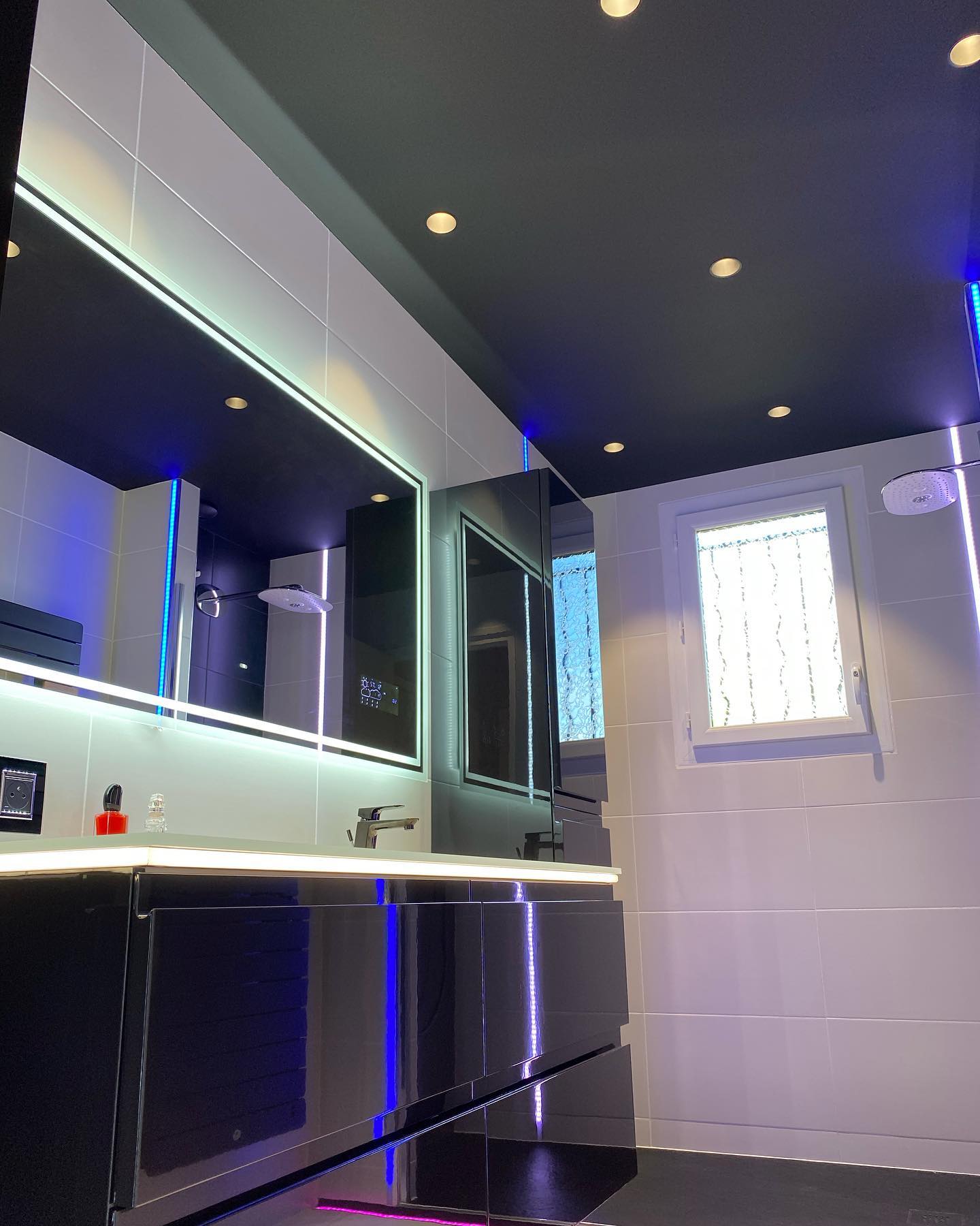 salle d'eau plafond noir