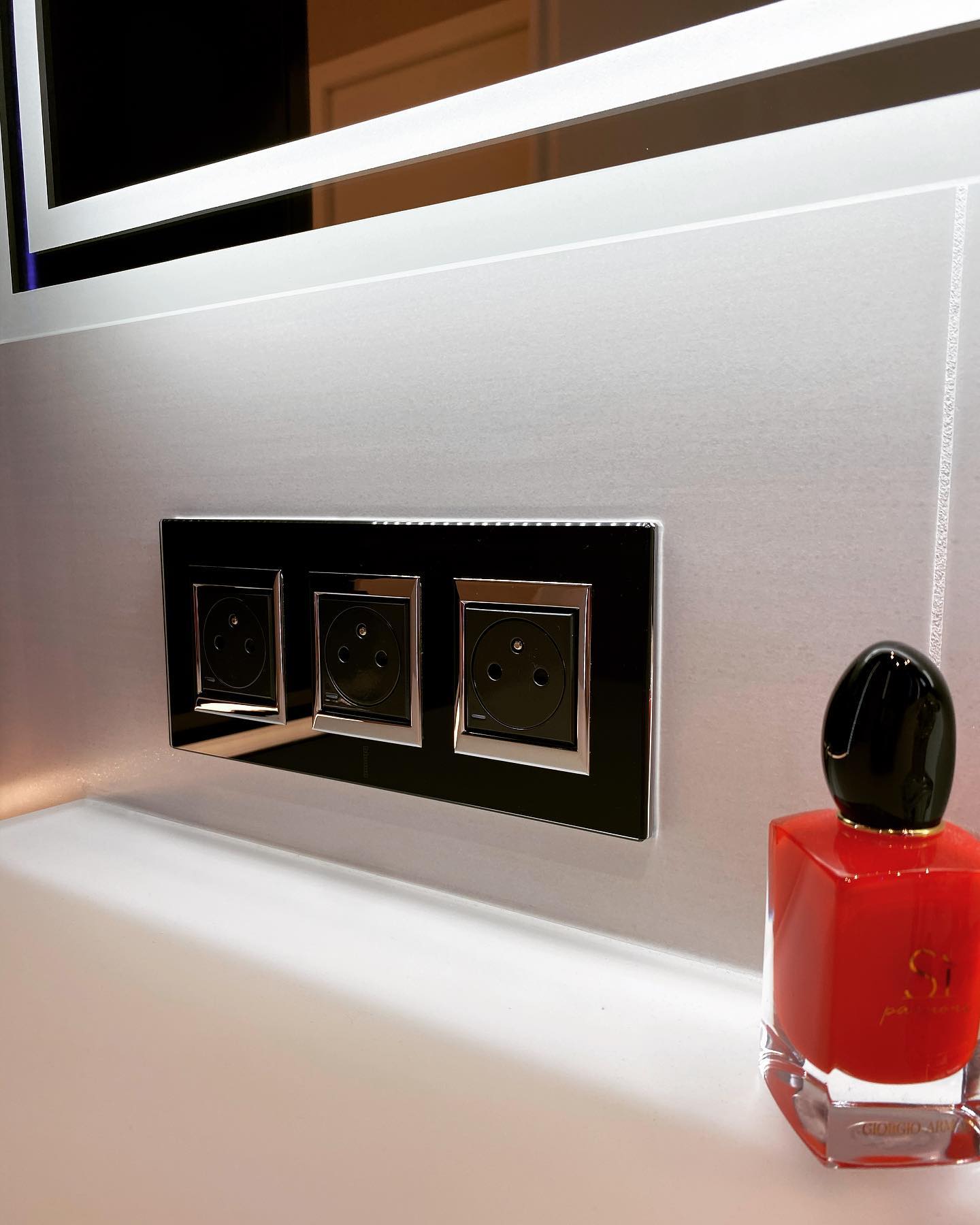 détails interrupteur noir et chrome