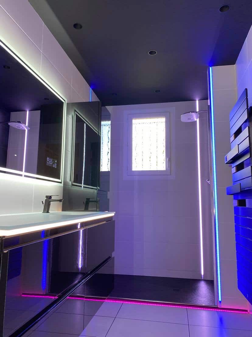 Espace douche noir et blanc