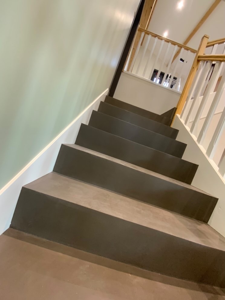 rénovation escalier en béton ciré
