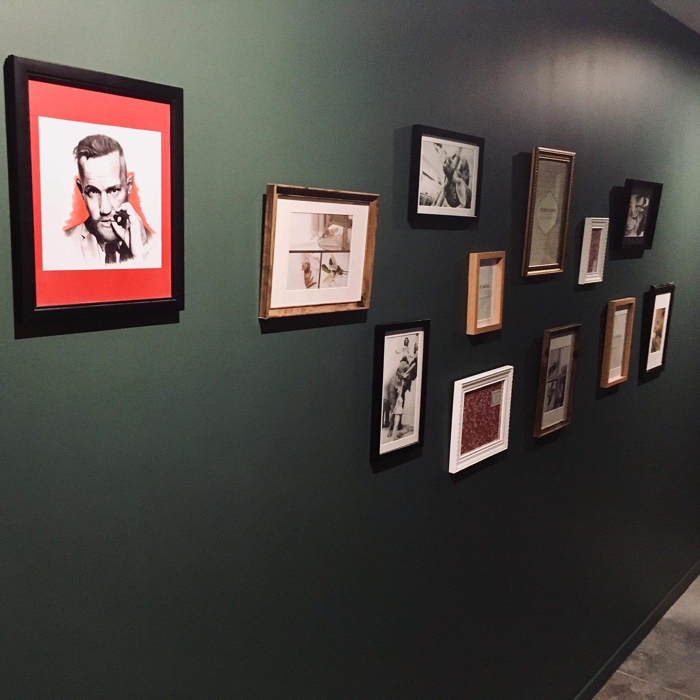 mur vert couloir et jeu de tableaux