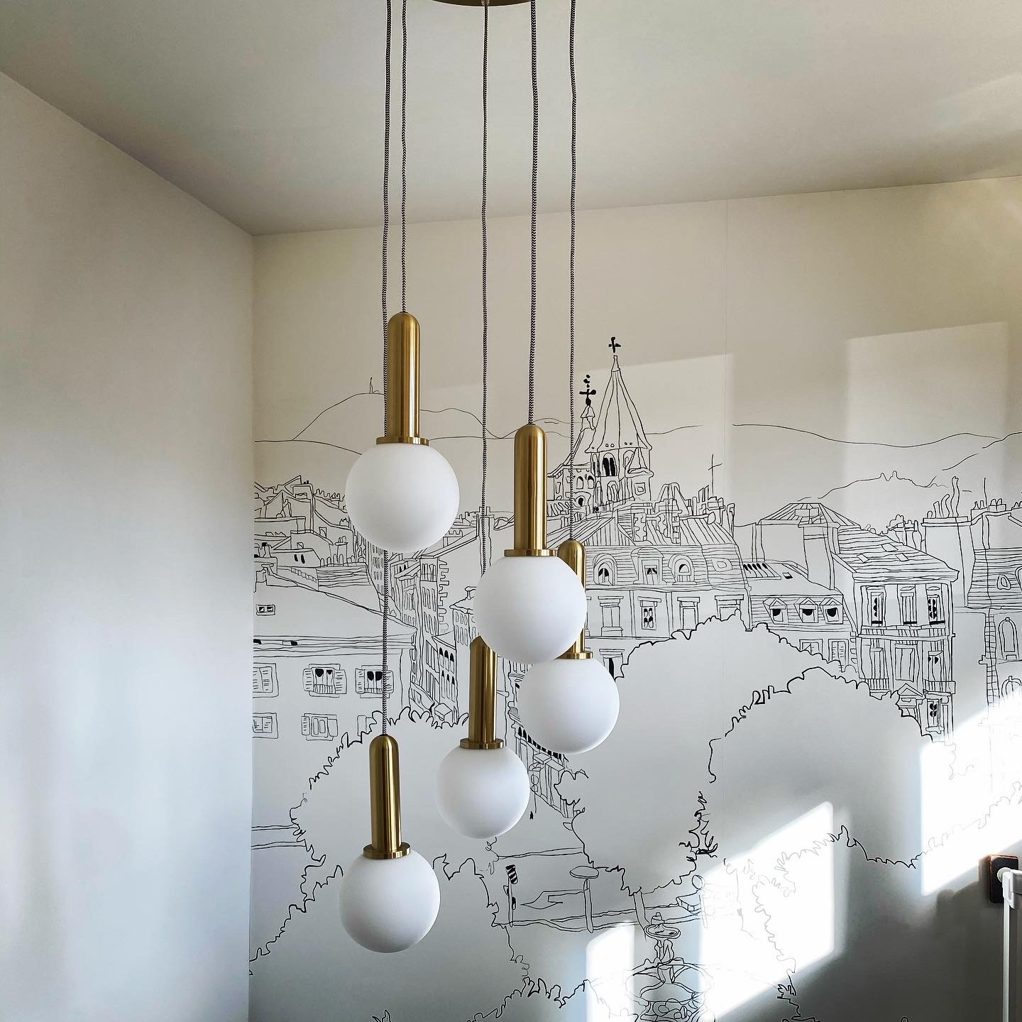 lustre doré déco cage d'escalier fresque sur-mesure