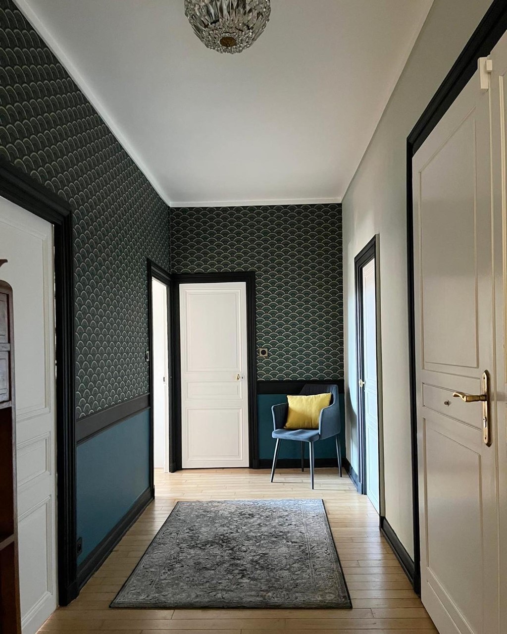 couloir style hôtel art déco bleu et noir