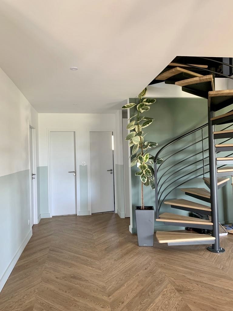 escalier dans pièce de vie parquet chevron