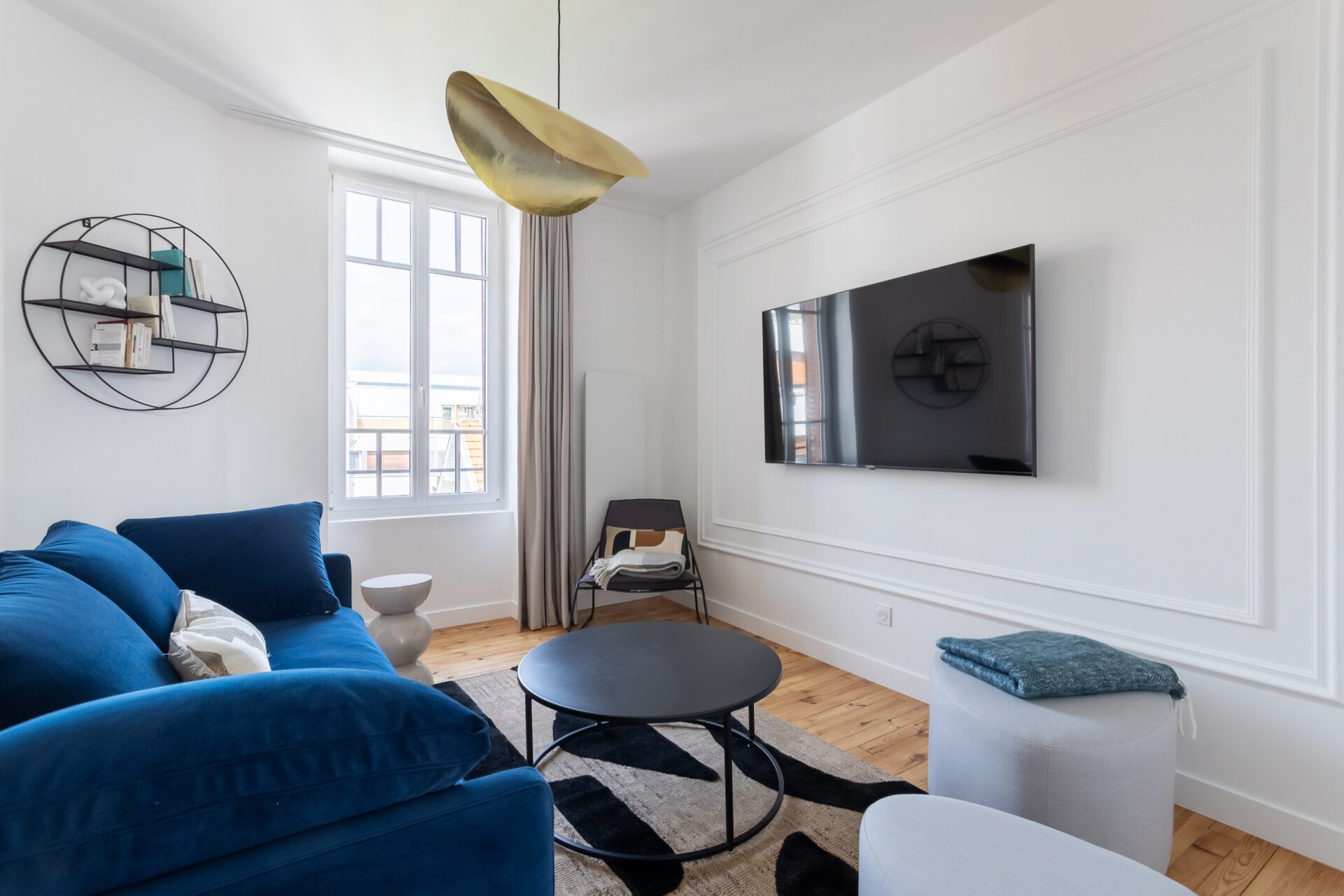 salon cadres moulures tv